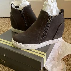 Brand new: Gray wedge boot